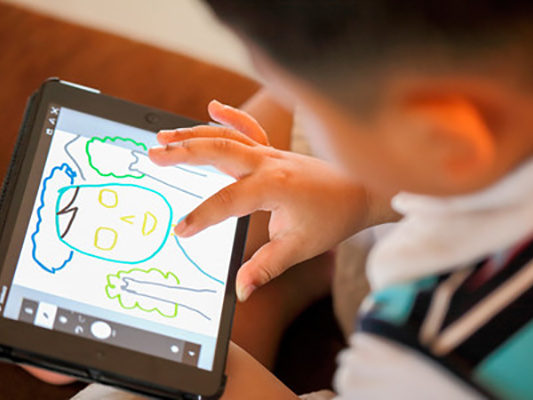 La digitalización infantil es más que darles pantallas a los niños