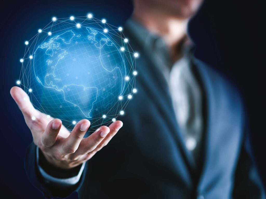 Imagen representativa de transformación digital y gobierno: una persona tiene un globo terráqueo hecho de nodos de red.